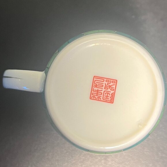 TAKAHASHI Japanese Porcelain Teacup with Lotus Blossom & Water Lily Pads - Picture 9 of 10